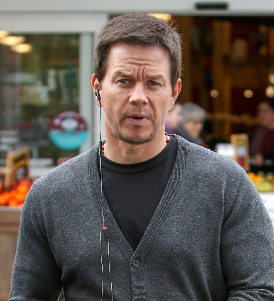 Mark Wahlberg invites fan to movie premiere