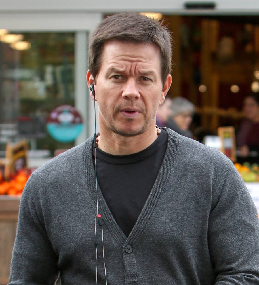 Mark Wahlberg invites fan to movie premiere