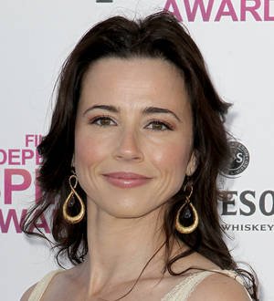 Linda Cardellini is engaged