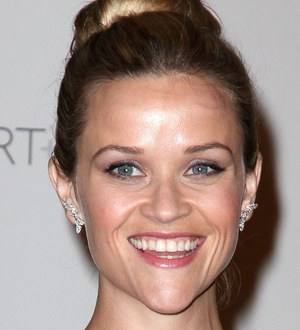 Reese Witherspoon injures finger