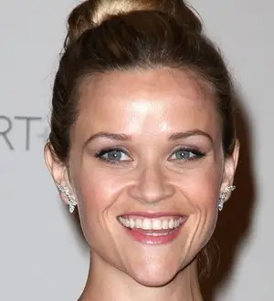 Reese Witherspoon injures finger
