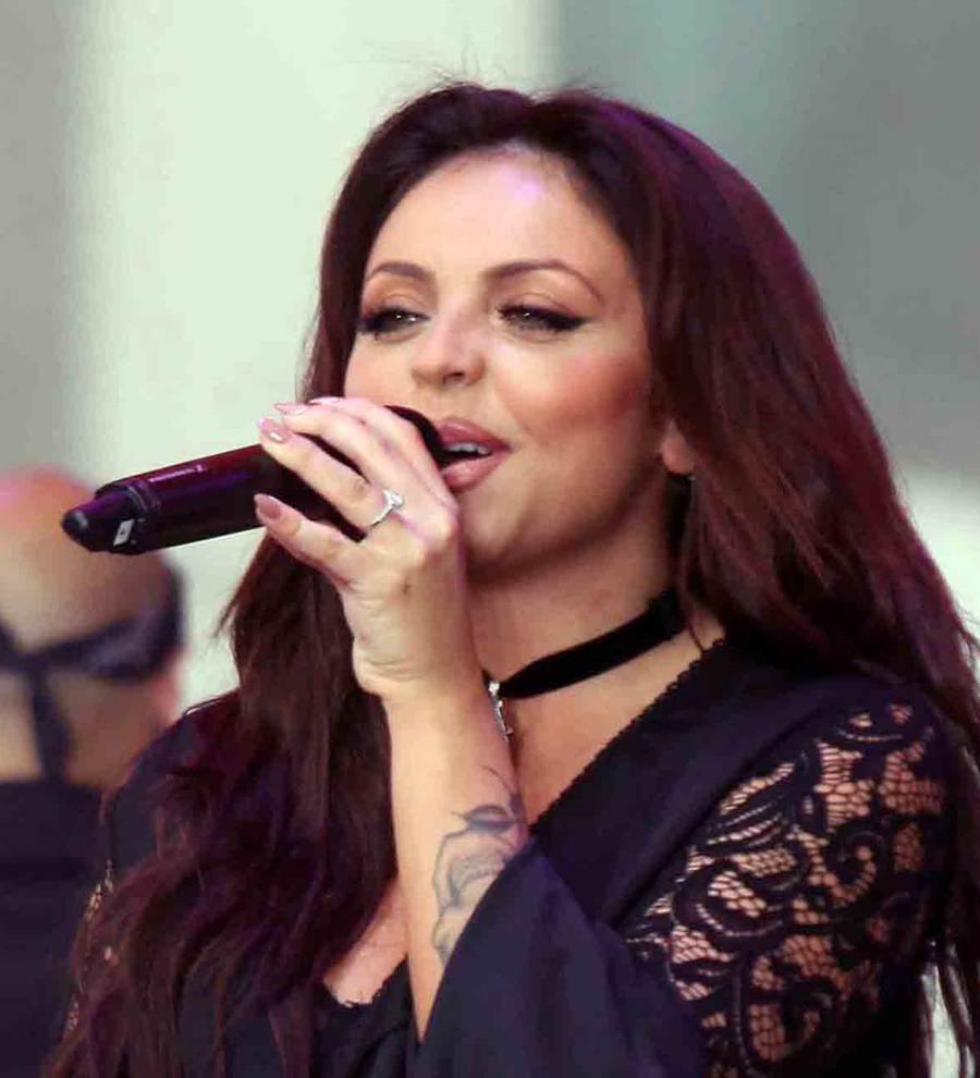 Jesy Nelson injures knee