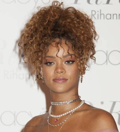 Rihanna's former publicist apologizes for Jay Z fling rumors