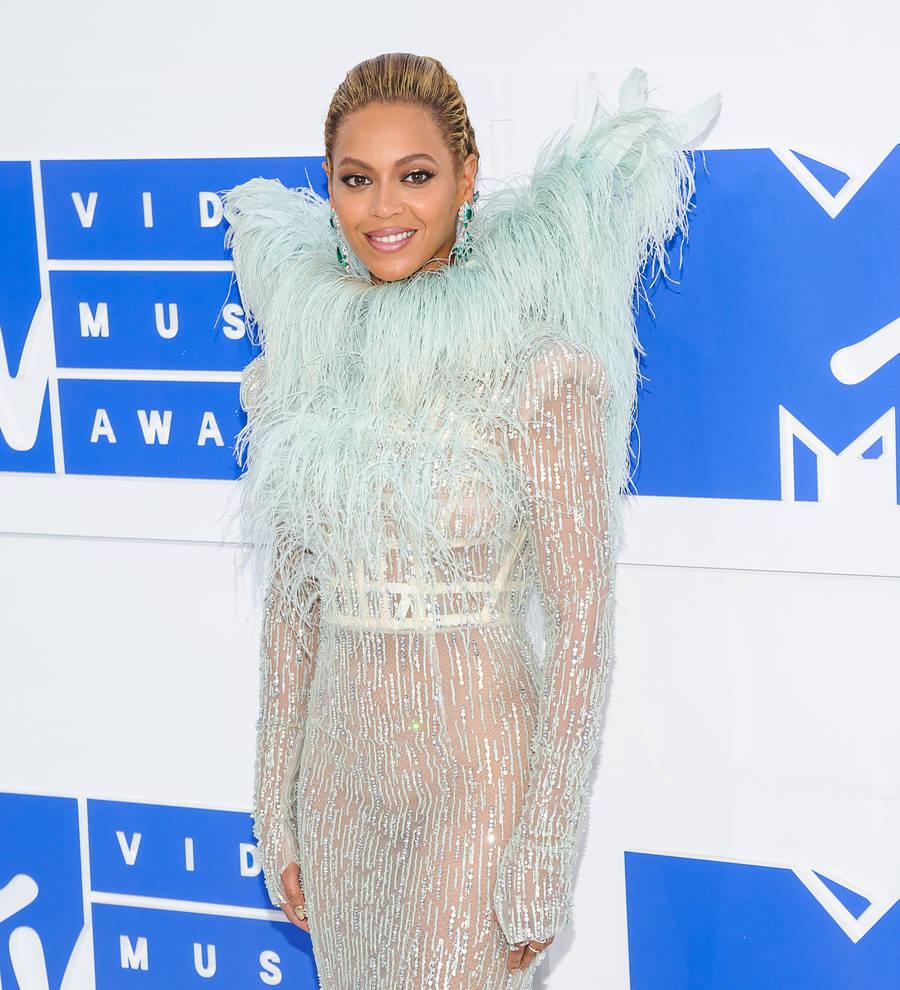 Beyonce gifts young hurricane relief volunteers with new sneakers