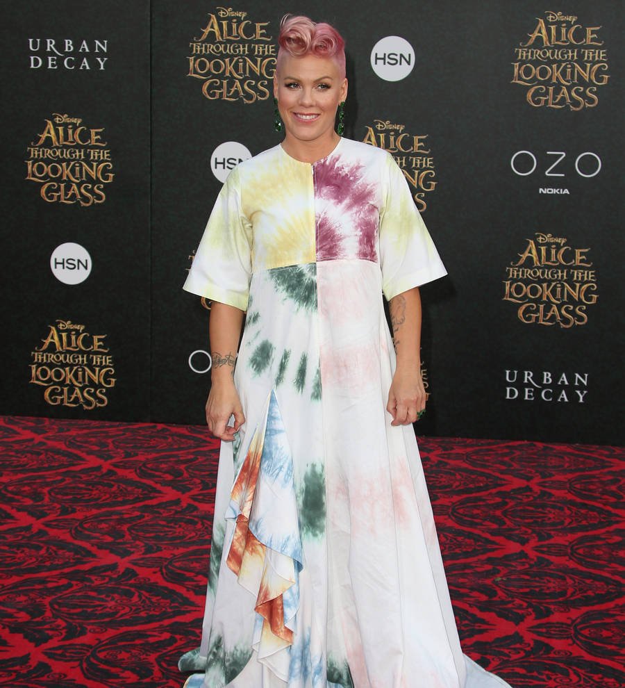 Pink goes topless for mother/daughter maternity shoot