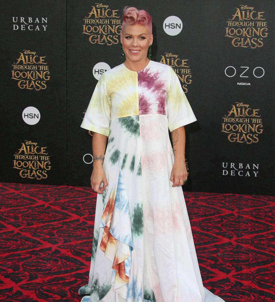Pink goes topless for mother/daughter maternity shoot