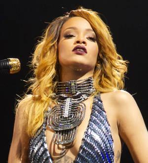 Rihanna sends,000 cheque to Illinois school