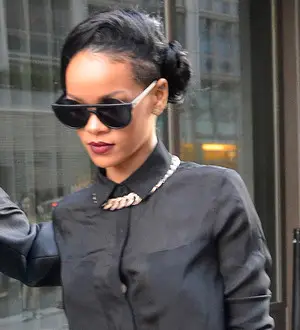 Rihanna finally arrives in London after delay