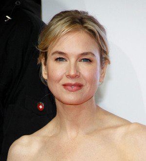 Renee Zellweger honors Carolina Herrera at fashion gala