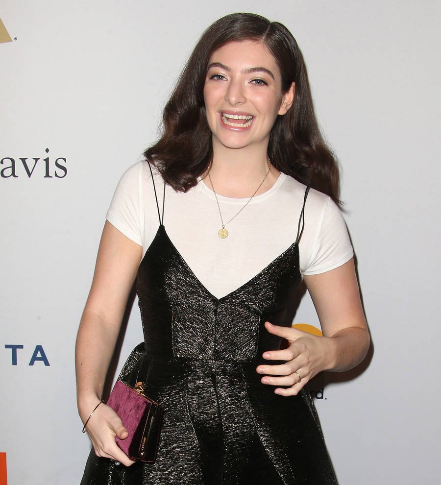Lorde confesses to onion ring reviewing hobby