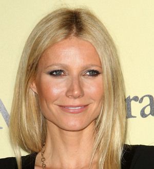 Gwyneth Paltrow & Amanda DeCadenet giggle about sex escapades