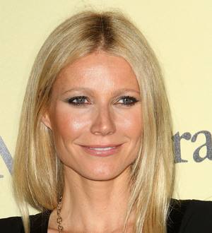 Gwyneth Paltrow & Amanda DeCadenet giggle about sex escapades