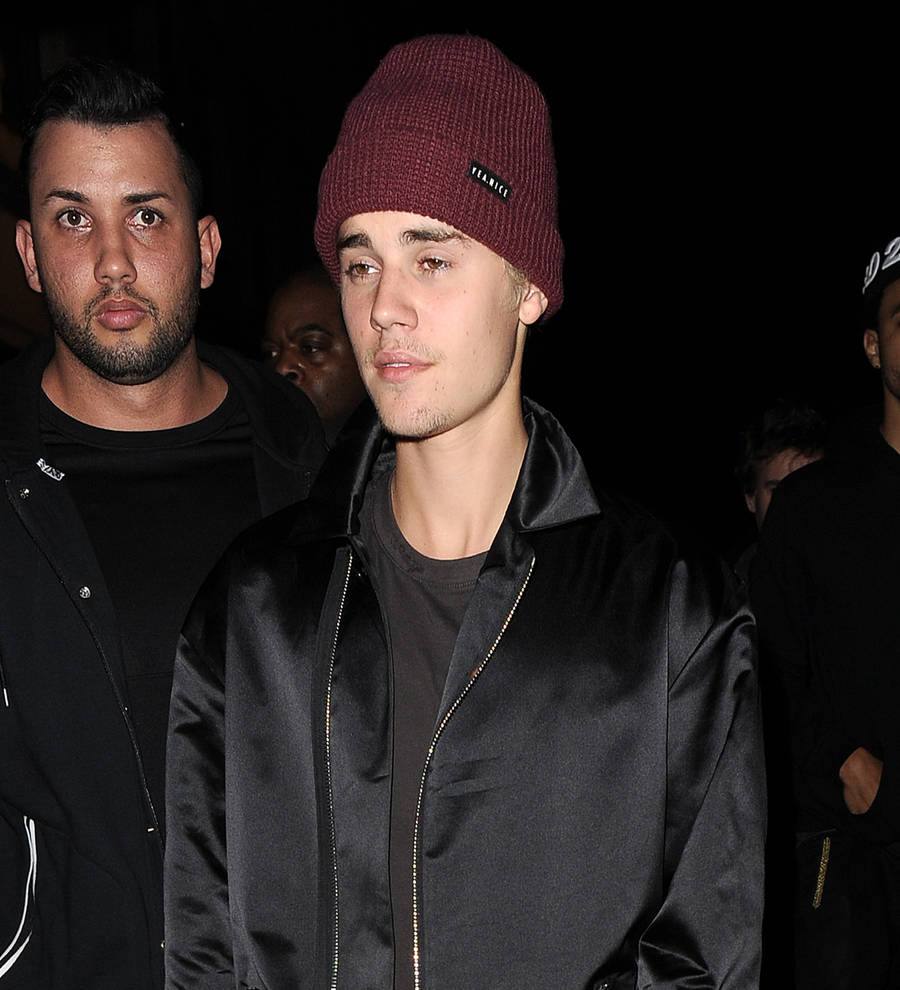 Bored Bieber struggles to smile for fans paying top dollar