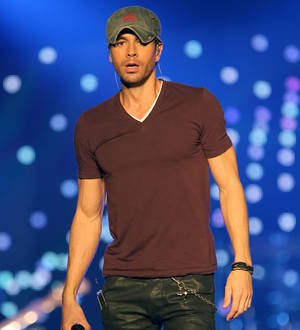 Enrique Iglesias ties Shakira's chart record in U.S.