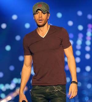 Enrique Iglesias ties Shakira's chart record in U.S.
