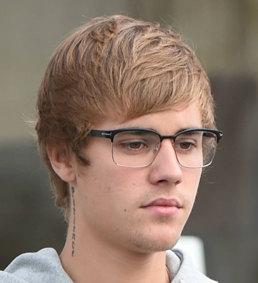 Justin Bieber gets close to Brazilian model