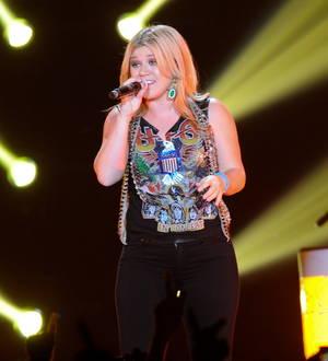 Kelly Clarkson to release Christmas album