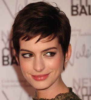 Anne Hathaway targets Claire Danes and Katie Holmes in comedy sketch
