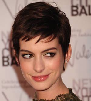 Anne Hathaway targets Claire Danes and Katie Holmes in comedy sketch