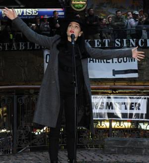 Jessie J surprises fans by busking in London