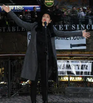 Jessie J surprises fans by busking in London