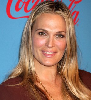Molly Sims suffers food poisoning