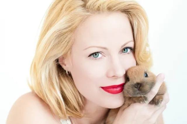 Alison Eastwood Getting Artsy For Animal Welfare!