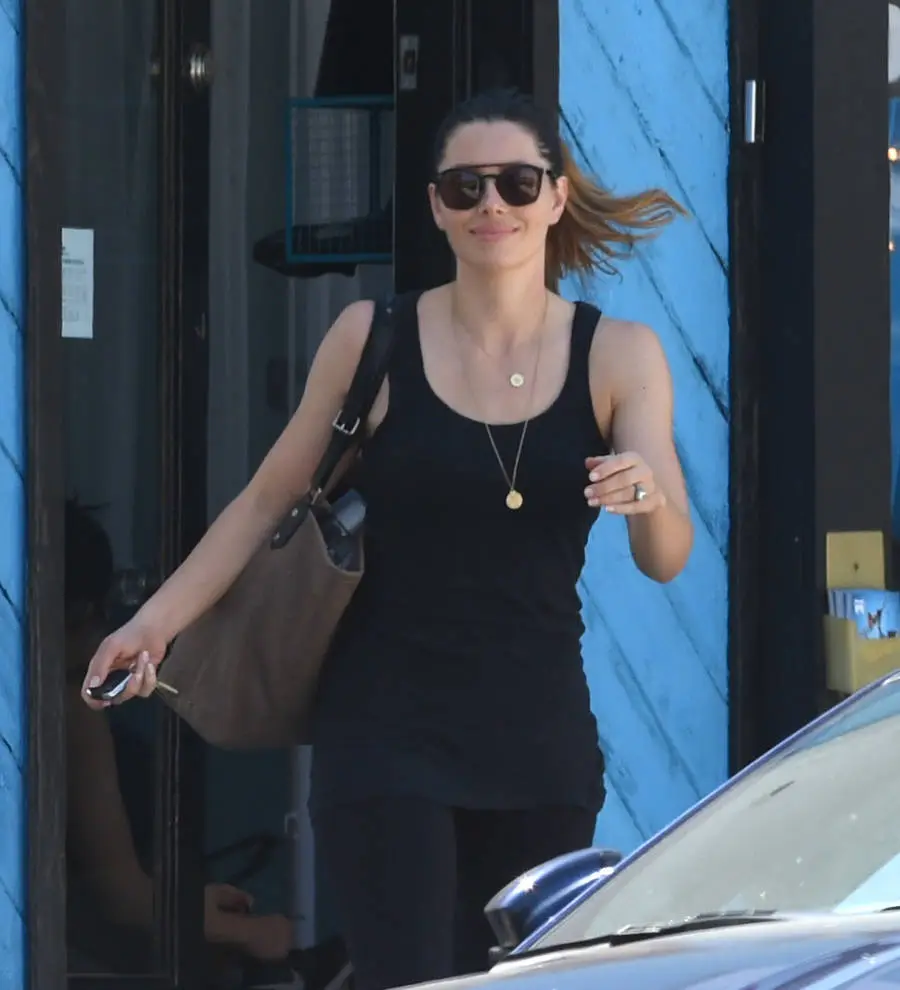 Jessica Biel mocks Justin Timberlake for polling booth selfie gaffe