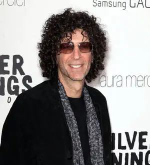 Howard Stern backs Kelly Clarkson in Clive Davis feud