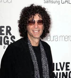 Howard Stern backs Kelly Clarkson in Clive Davis feud