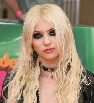 Taylor Momsen defends naked album cover
