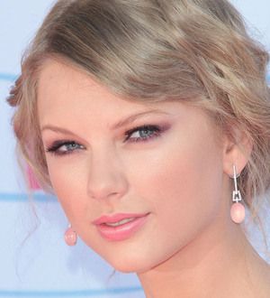 Taylor Swift refuses to read about herself