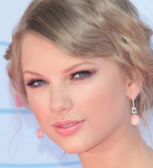 Taylor Swift refuses to read about herself