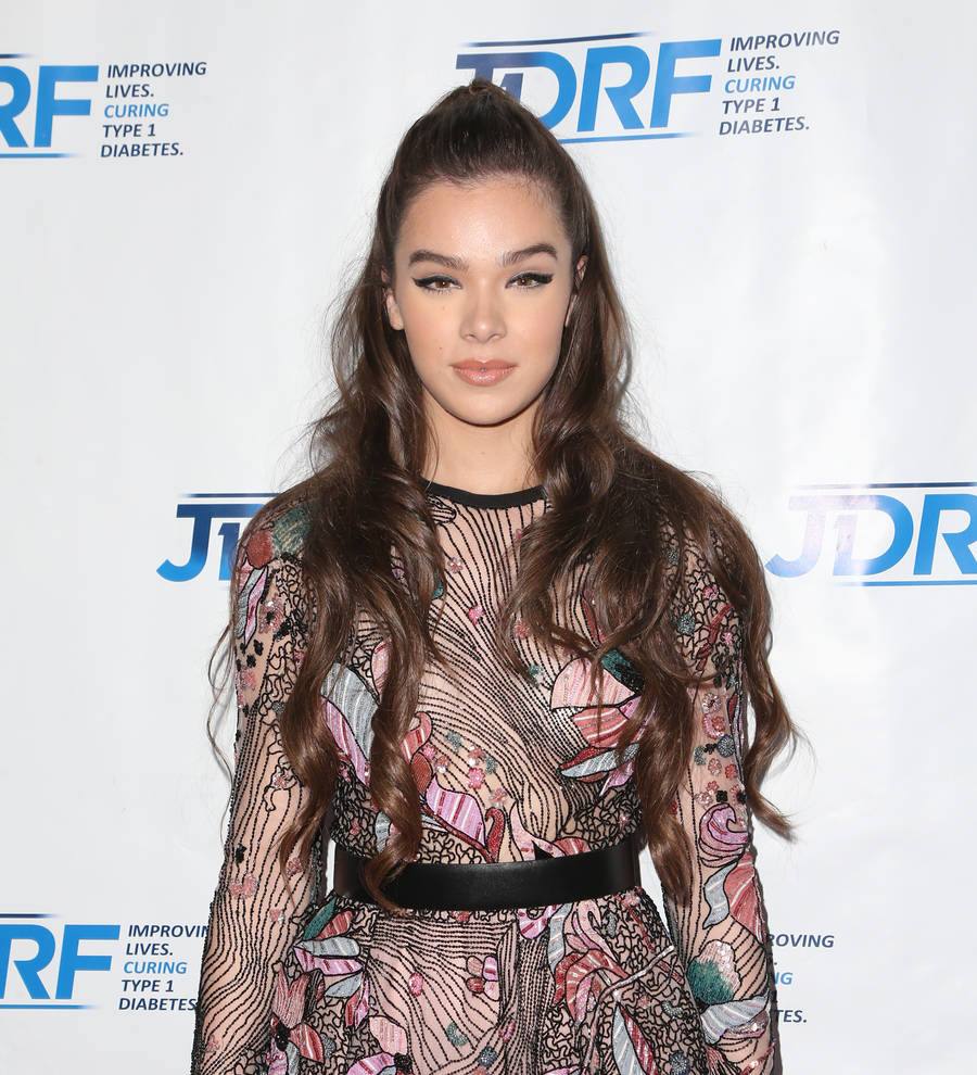 Friends shut down Justin Bieber/Hailee Steinfeld romance rumors