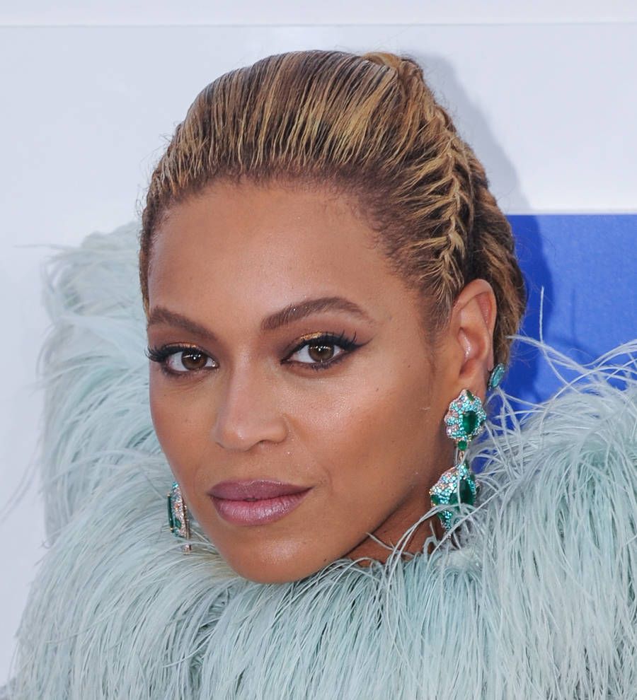 Vocal problems force Beyonce to postpone return to the road