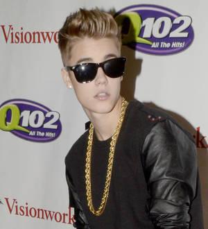 Justin Bieber addresses fans as smoking snaps appear online