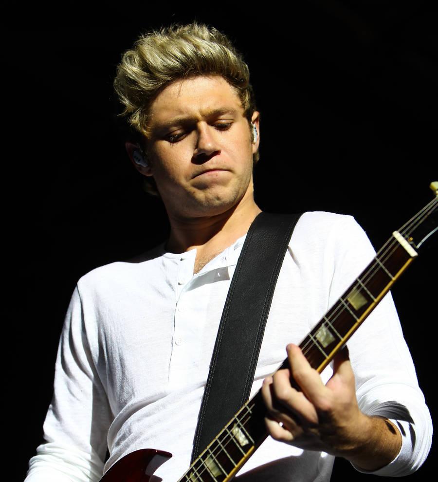 Niall Horan covers Taylor Swift on eve of 22nd birthday