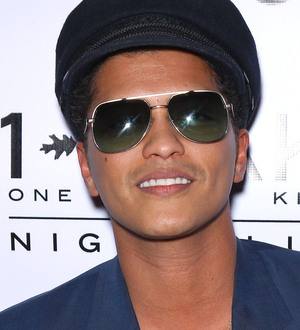 Bruno Mars and Nick Jonas perform for New York diners