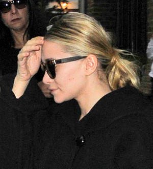Ashley Olsen's flight grounded due to engine problems