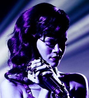 Diamonds still bright for Rihanna at the top of pop charts