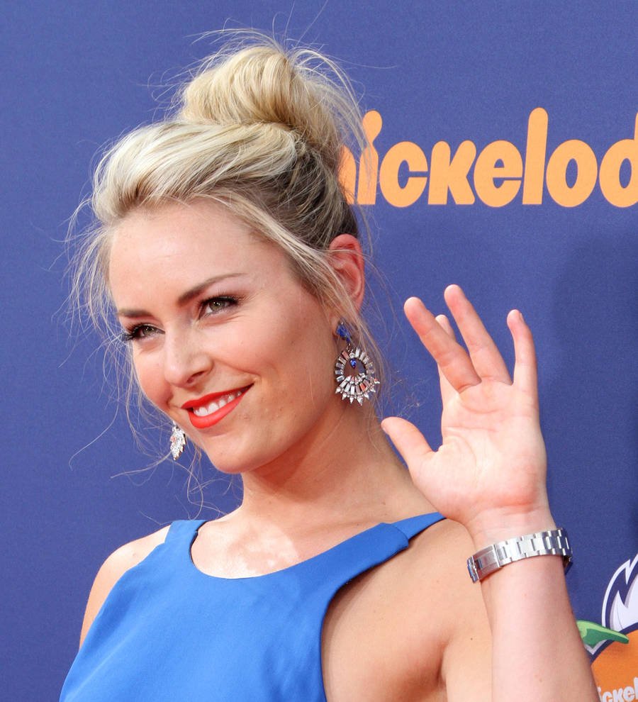 Lindsey Vonn injures hand in dog biting incident