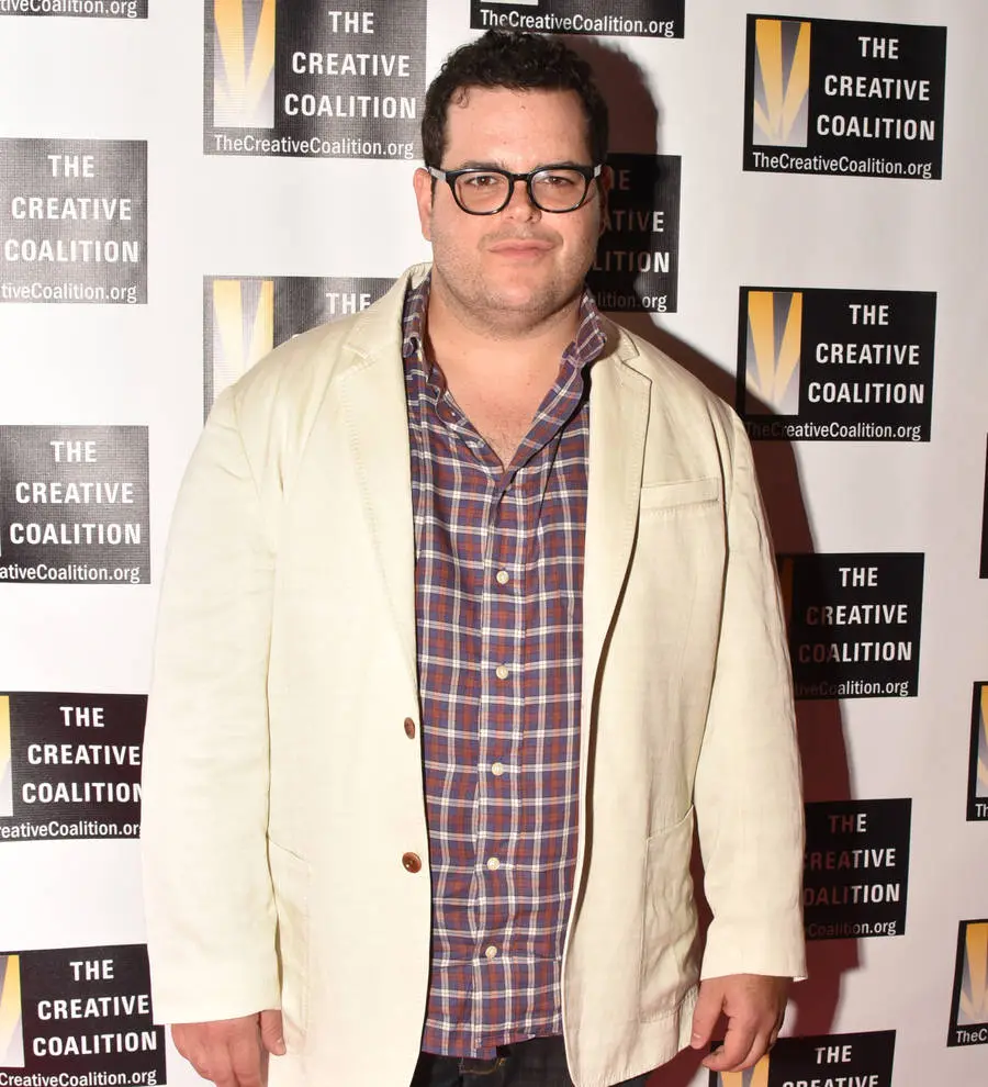 Josh Gad and friends fail to convince Daisy Ridley to spill Star Wars secrets