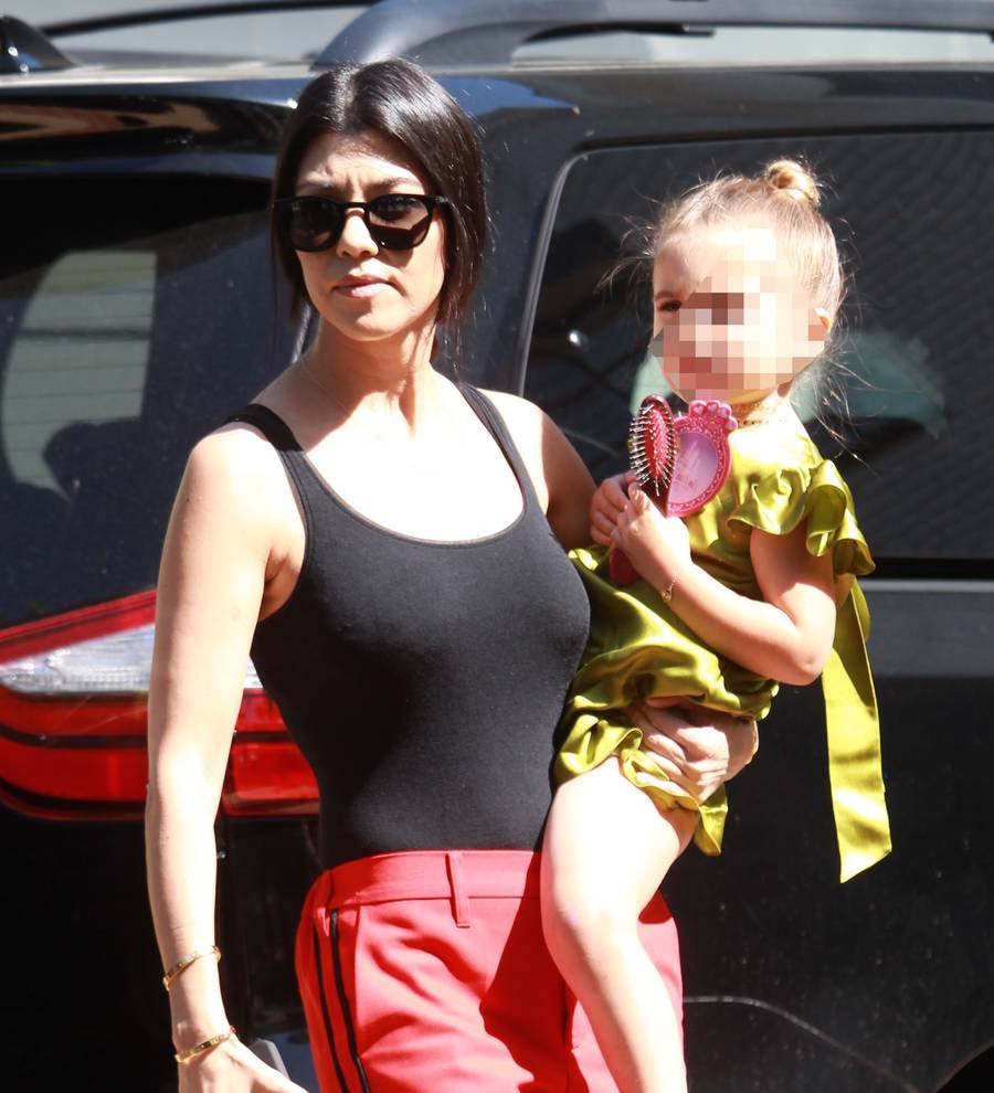 Kourtney Kardashian parties at Justin Bieber concert