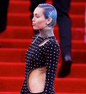 Katie Holmes & Sarah Jessica Parker rock Met Gala red carpet with new hair and headpiece
