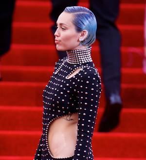 Katie Holmes & Sarah Jessica Parker rock Met Gala red carpet with new hair and headpiece