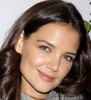 Katie Holmes battles broken prop on play's opening night