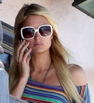 Paris Hilton loses phones on flight