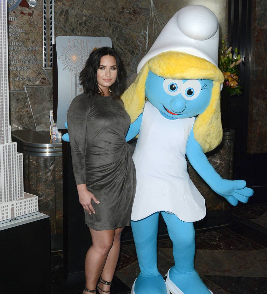 Demi Lovato surprises patients at Los Angeles children's hospital