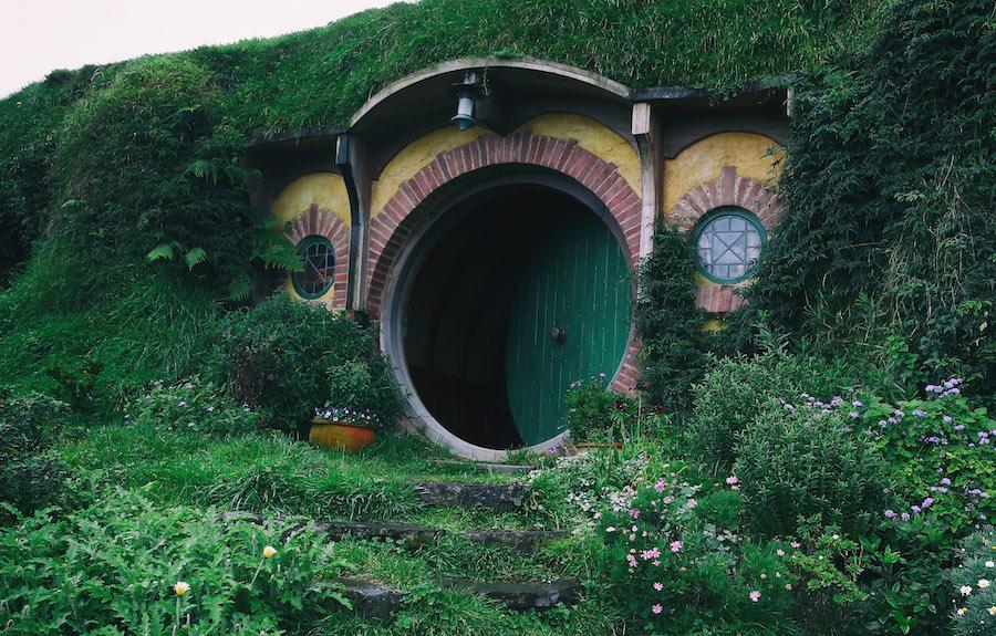 5 Airbnbs That Will Transport You To Your Fave Film & TV Series!