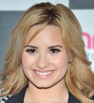Demi Lovato to have tonsils removed
